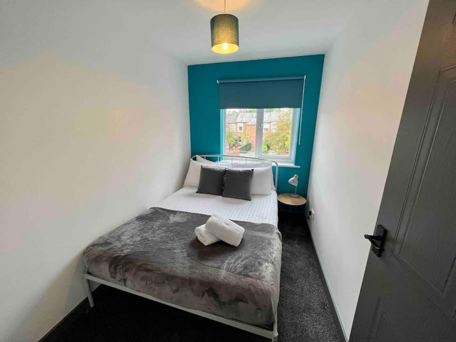 3 Bedroom House With Parking Manchester Eksteriør billede